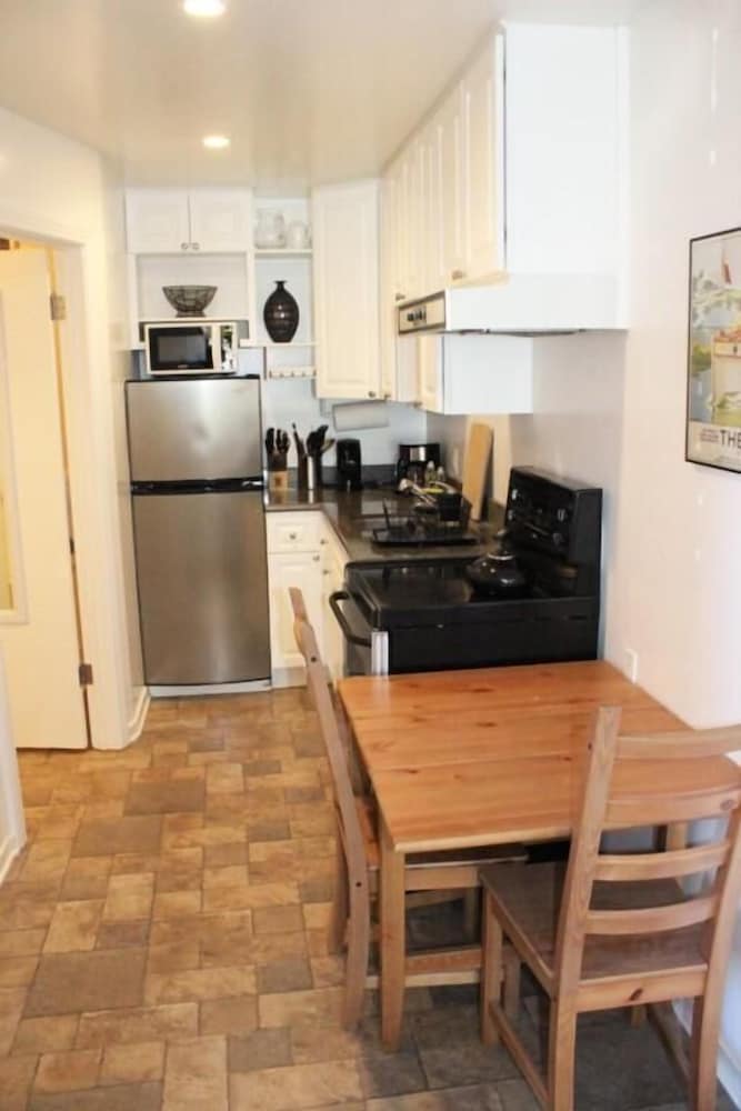 Inner Sunset Studio Holiday