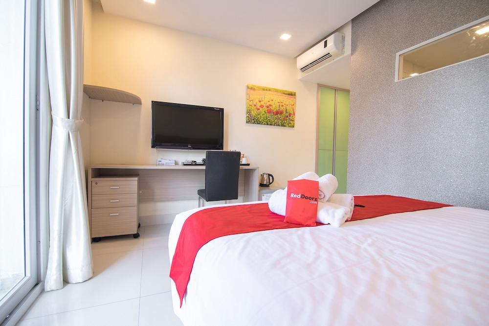 RedDoorz Plus near SECC 2 