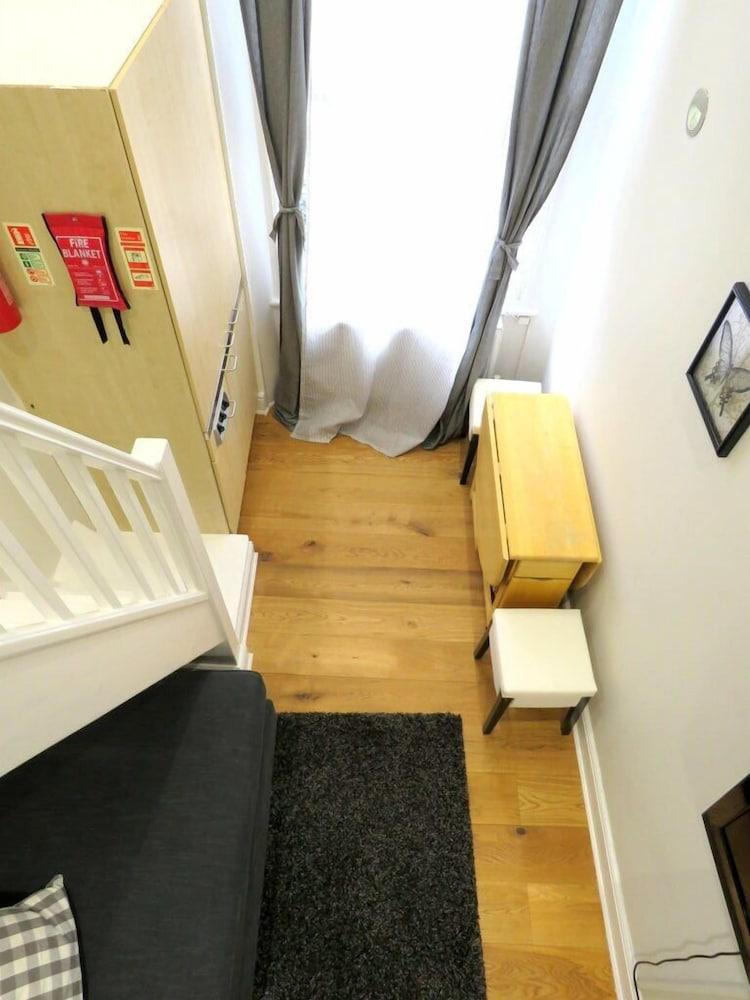 22 43 Clanricarde Gardens Studio