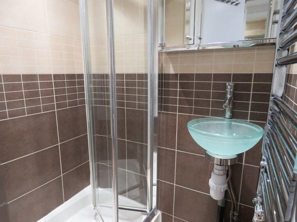 22 43 Clanricarde Gardens Studio