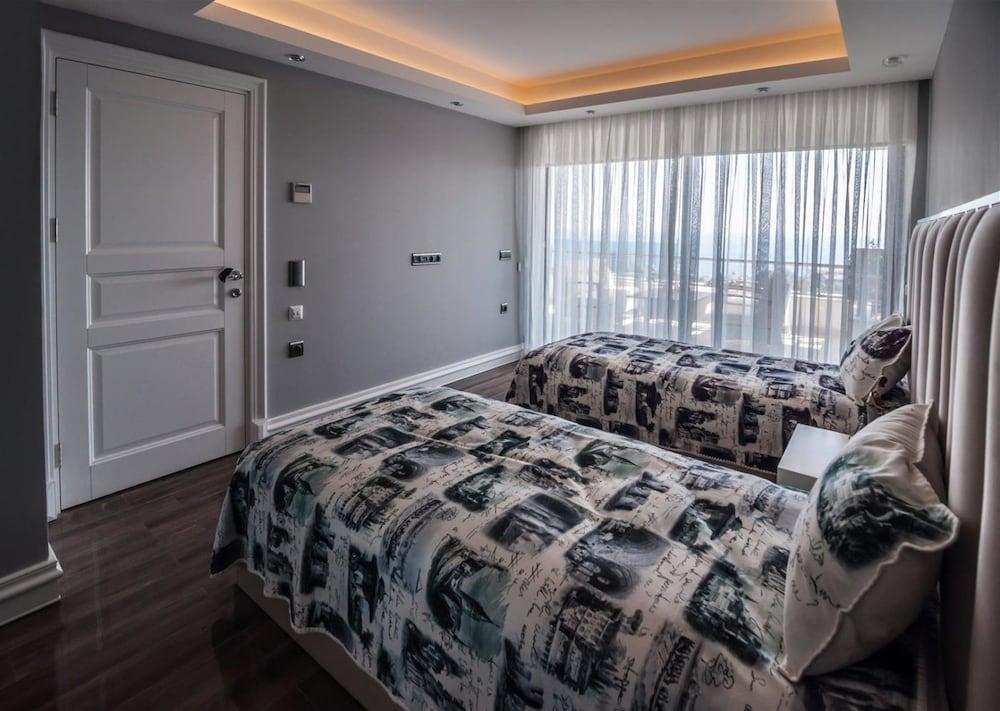 Elite Admiral Premium B811