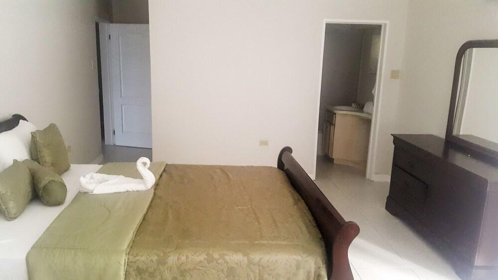 2 Bdrm Apartment at Runaway Bay