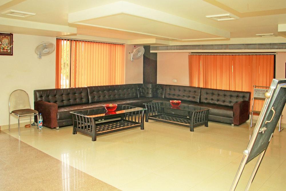 OYO 22040 Hotel Central Plaza