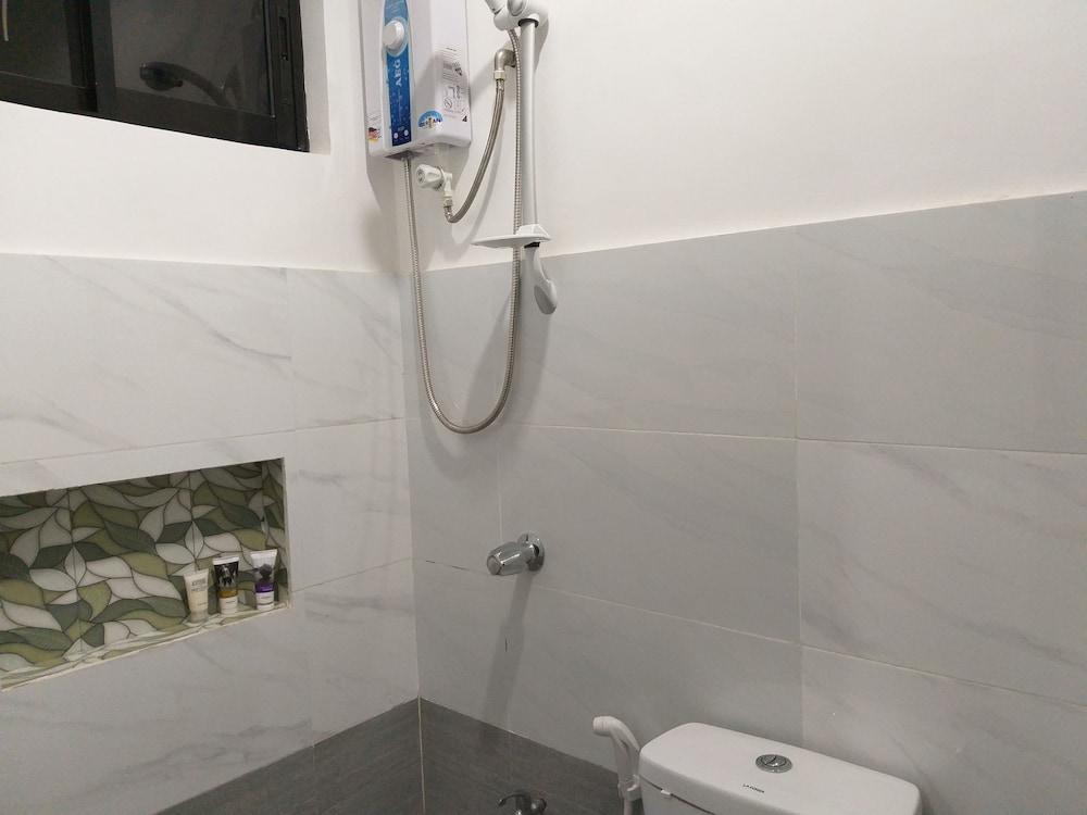 Lighthouse Apartment and Guest Inn