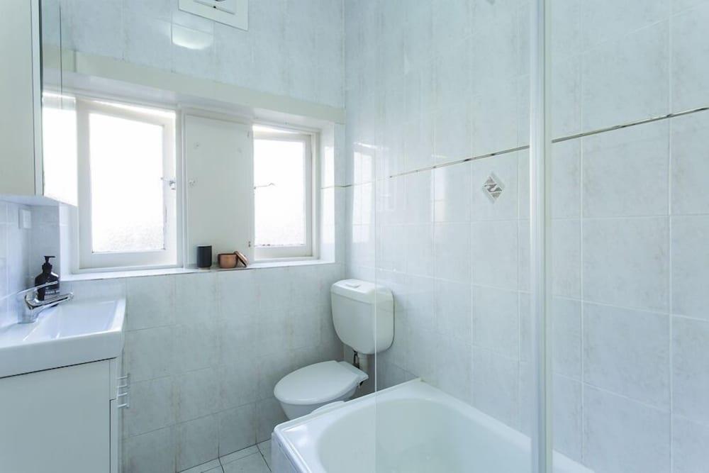 Bright Beachside Curlewis Apartment