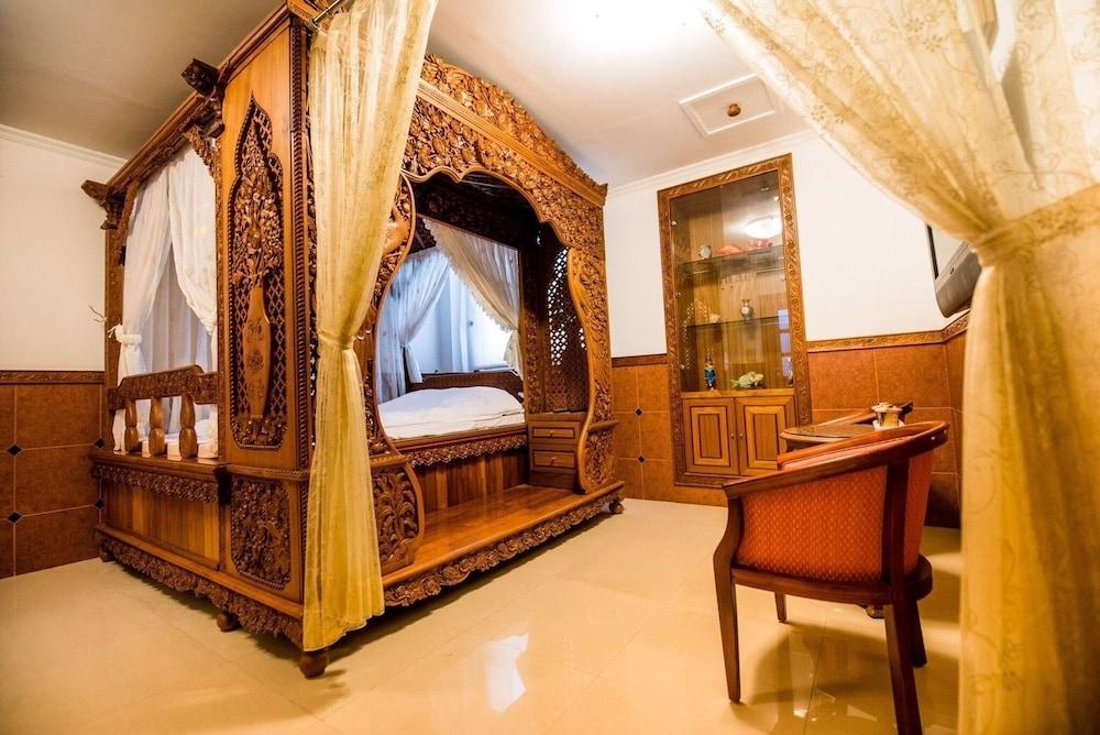 Whales Mountain & Seaview Resort