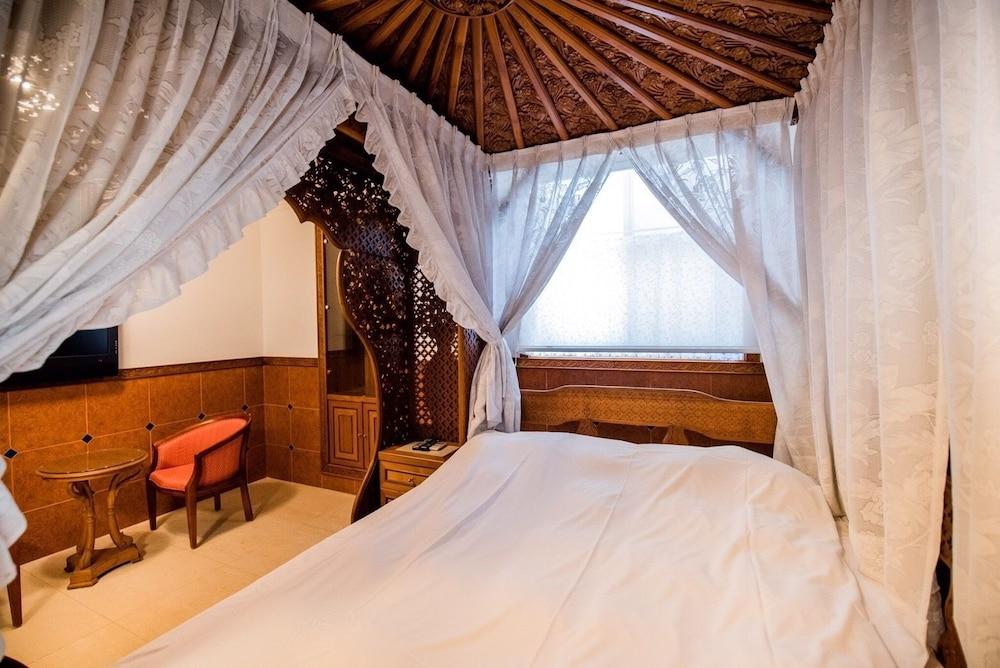 Whales Mountain & Seaview Resort