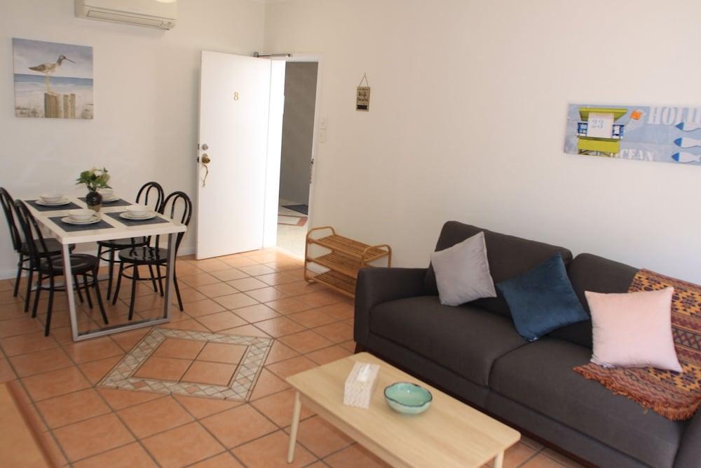 Contemporary Convenient Central Retreat