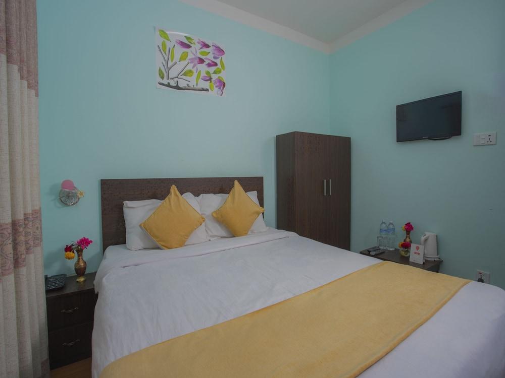 OYO 271 Hotel Golden Three