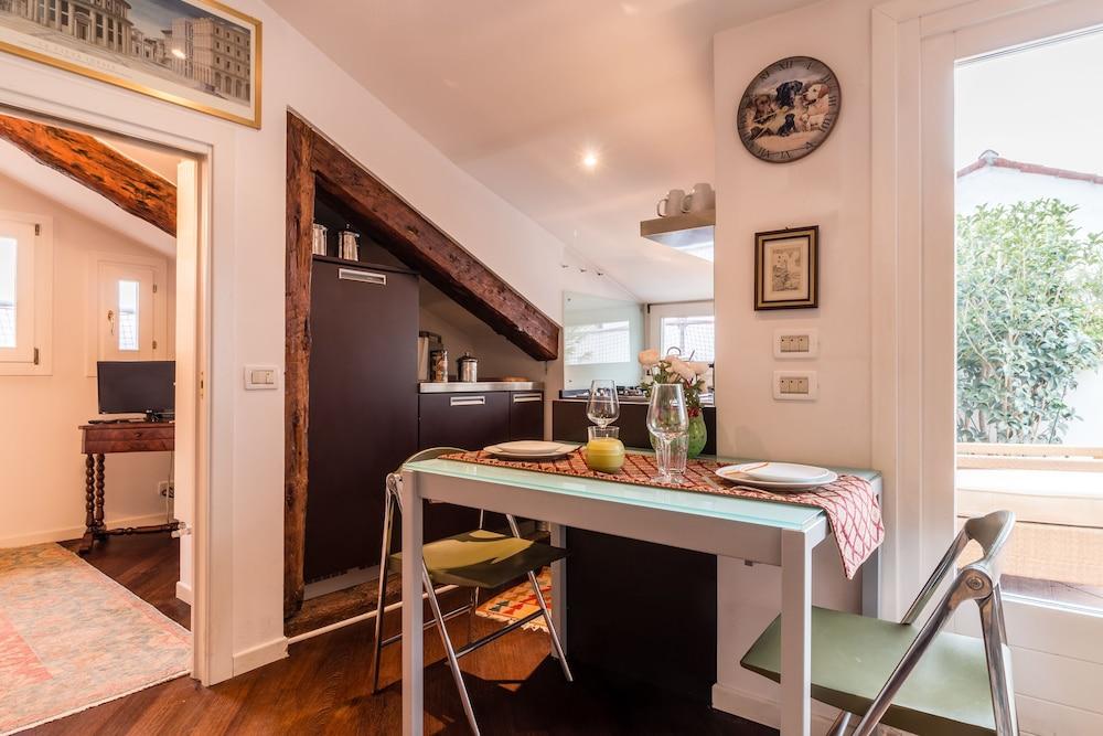 Gold And Red - The Venetian Style