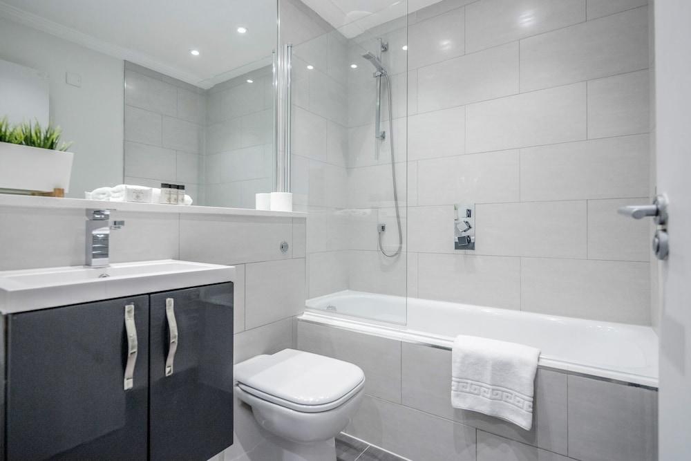 Roomspace Apartments -River House