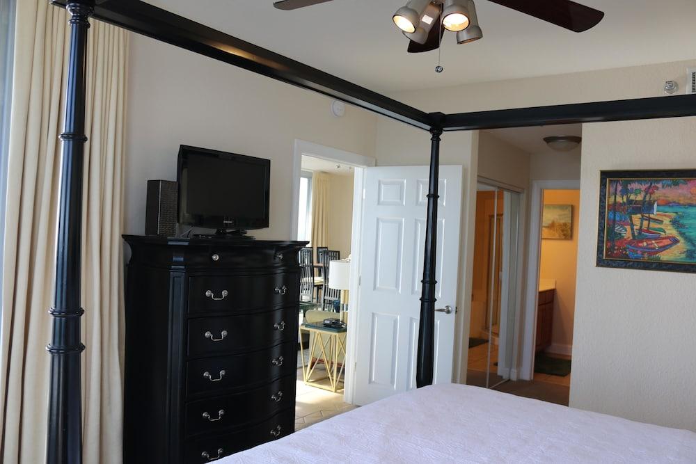 Emerald Dolphin by Surfside VR