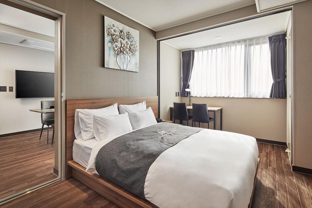 Western Bay Marina Hotel