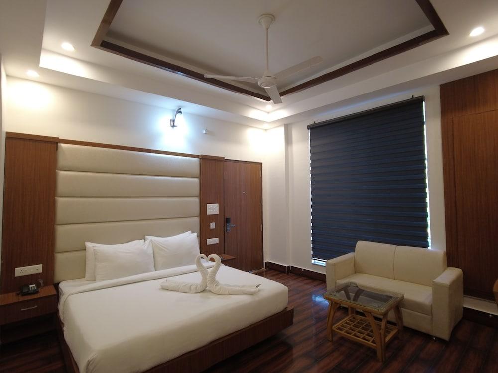 Kamay The Grand Alova