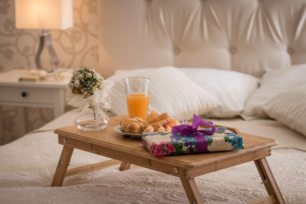 Apartments and rooms Perla