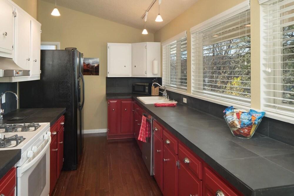 Artsy, Downtown Treehouse