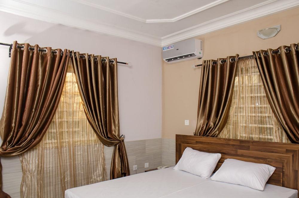 Graceland Inn & Garden