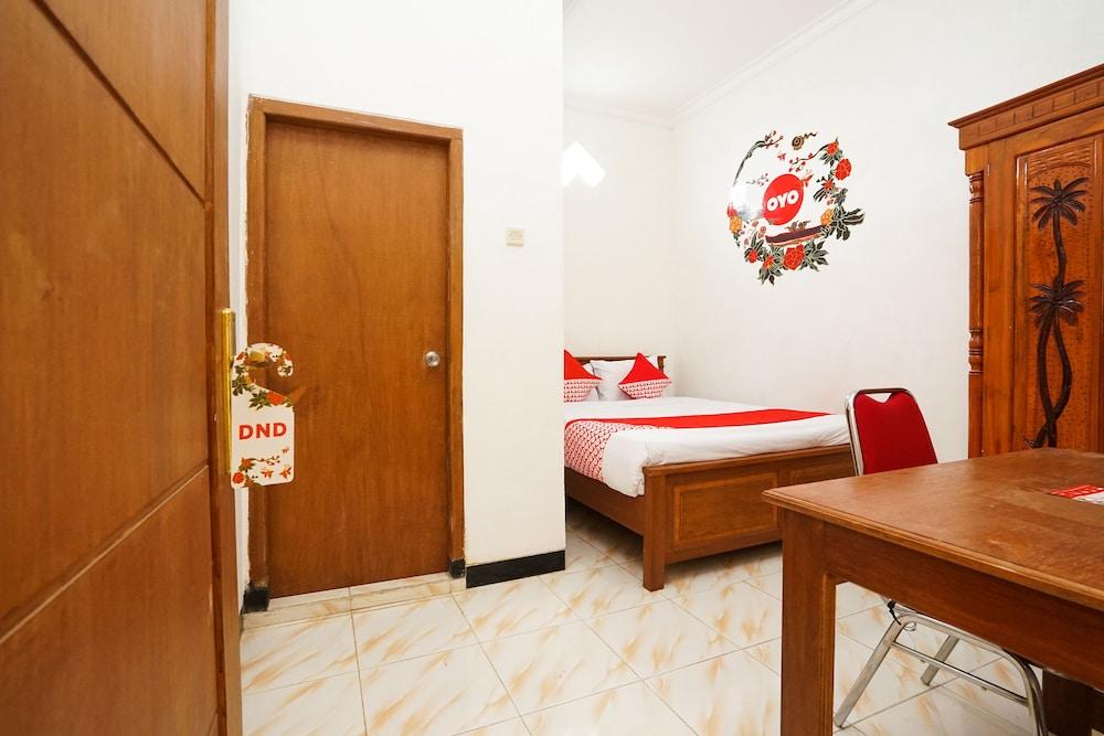OYO 302 Karolin Homestay