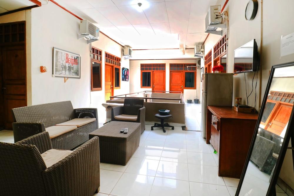 Premium Senen Guesthouse - Female Only