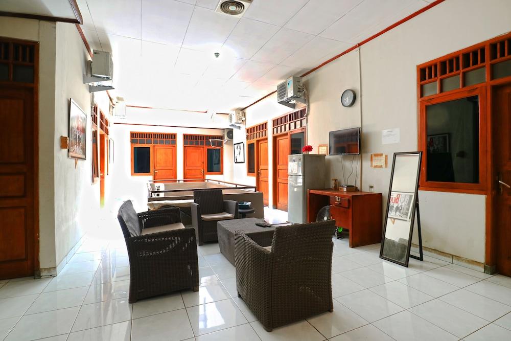 Premium Senen Guesthouse - Female Only