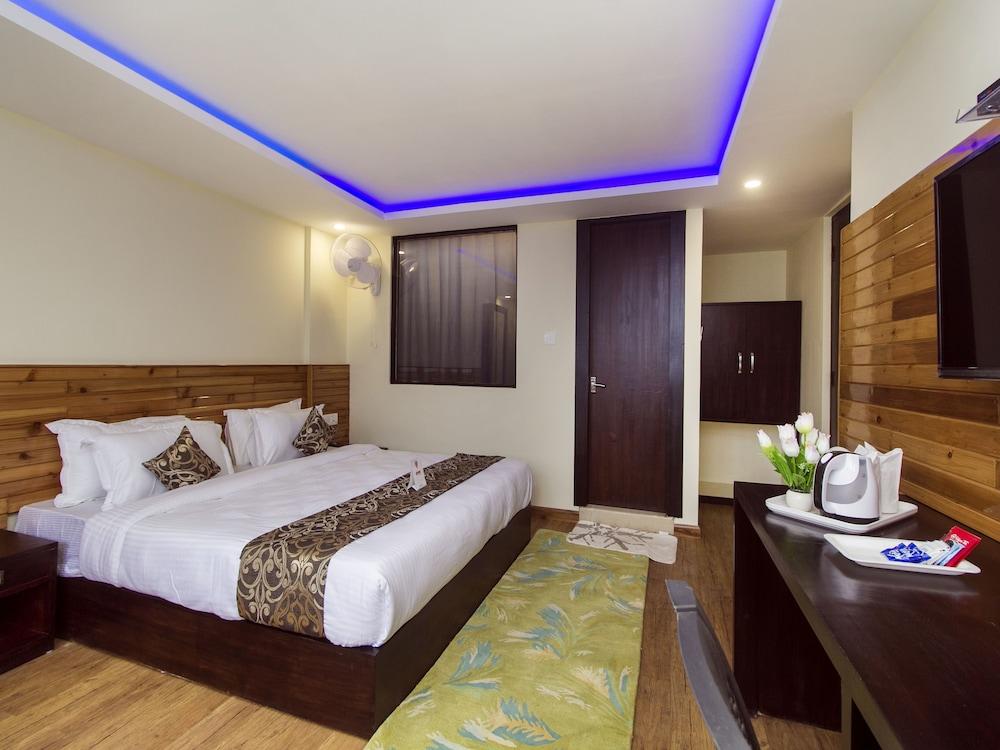 OYO 14217 Silver Wood