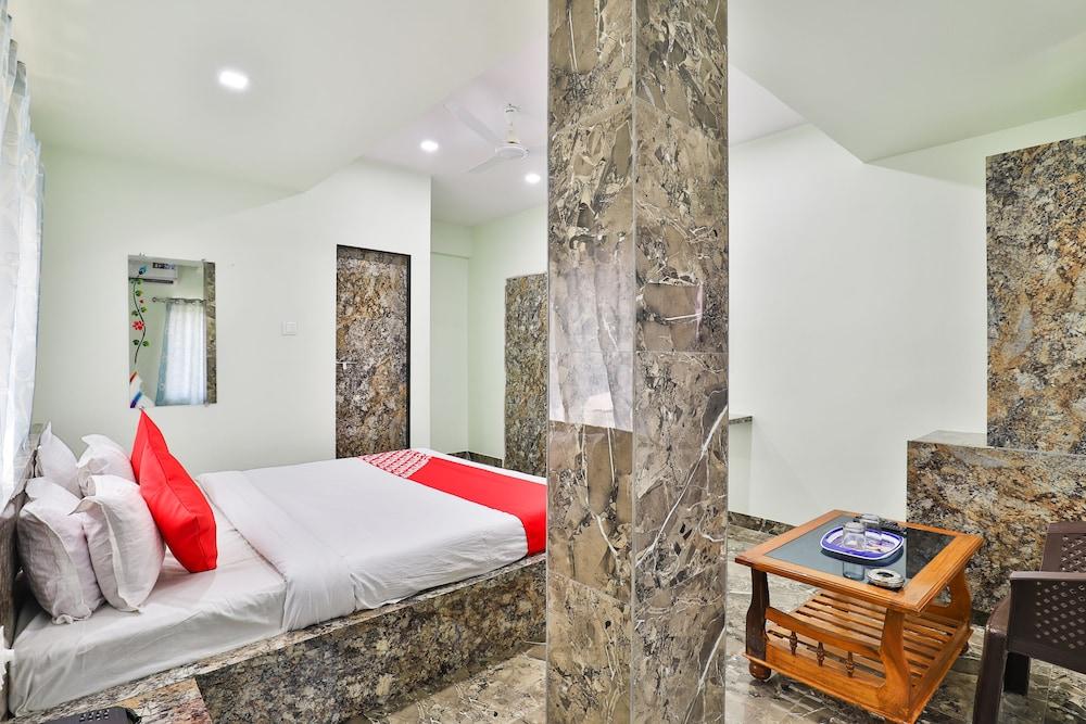 OYO 24833 Hotel Silver