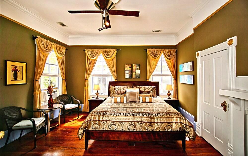 3 BR Victorian Stunner on Forsyth Park