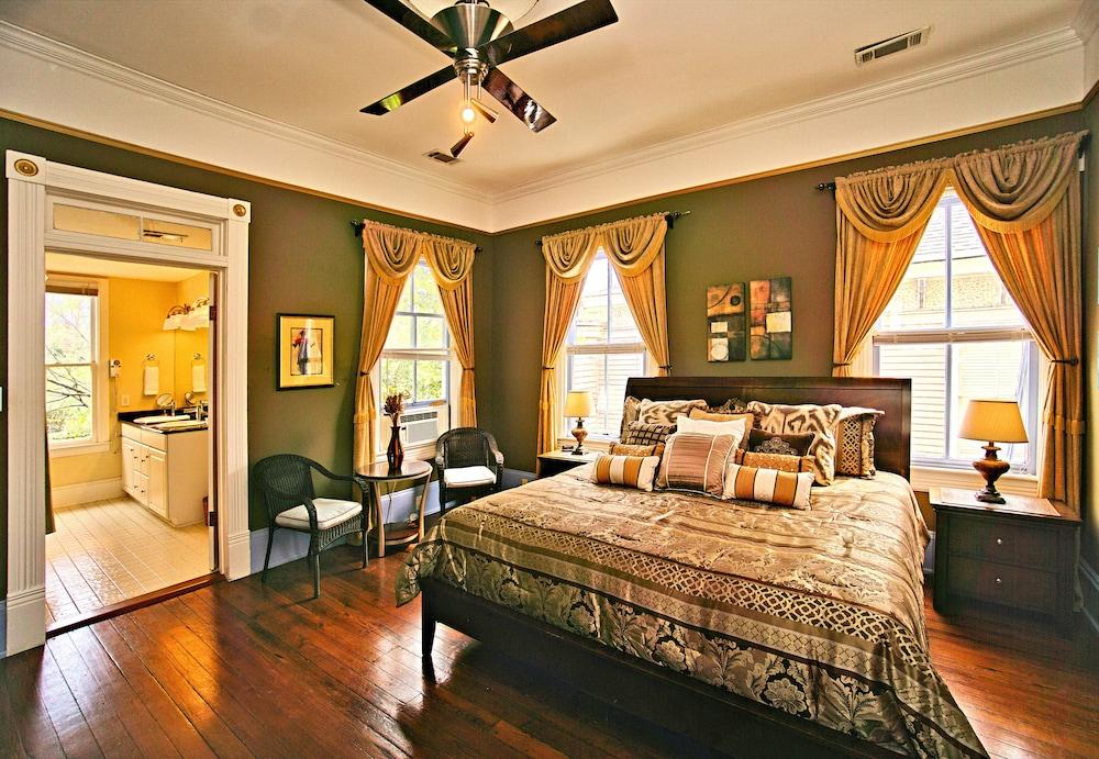 3 BR Victorian Stunner on Forsyth Park