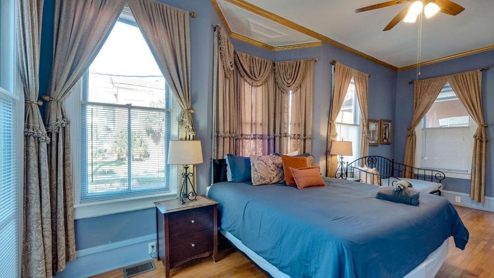 Elegant 2BR on Forsyth Park