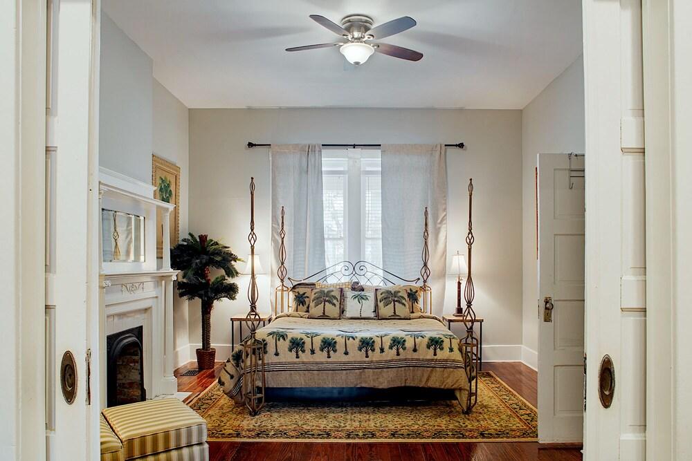 Elegant Brick 2 BR in downtown Savannah