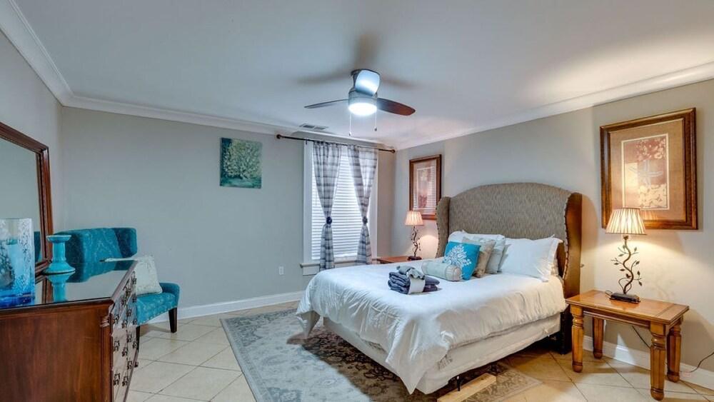 4 BR Beauty blocks from the River