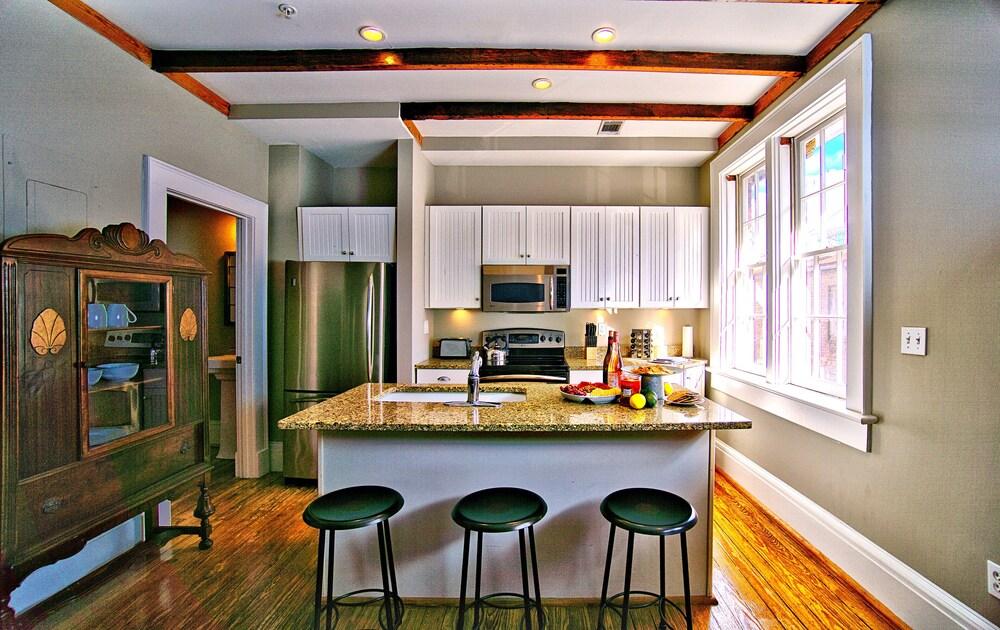 Comfy Carriage House Steps from River