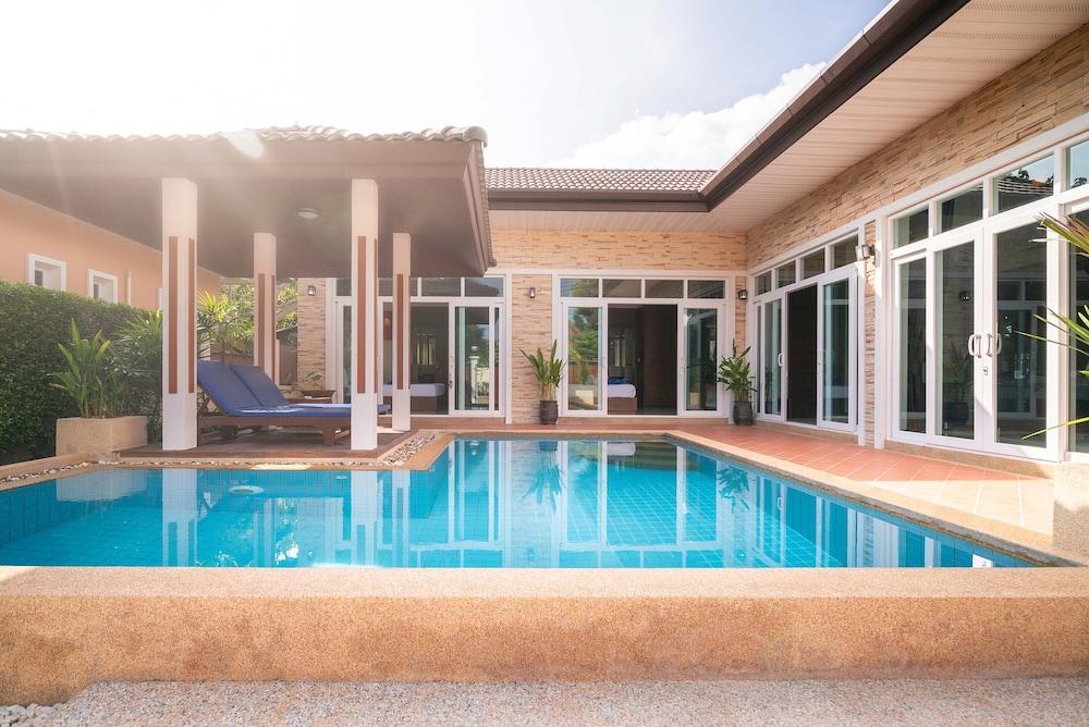 Rawai Private Villas - Pool and Garden