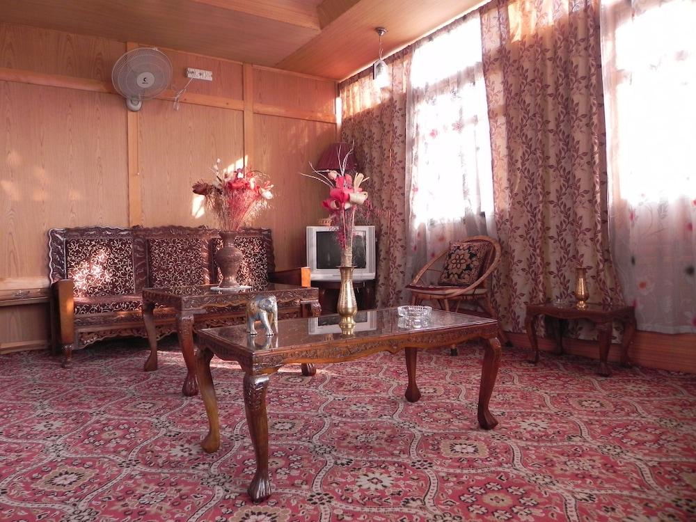 Shabrose Heritage Houseboats