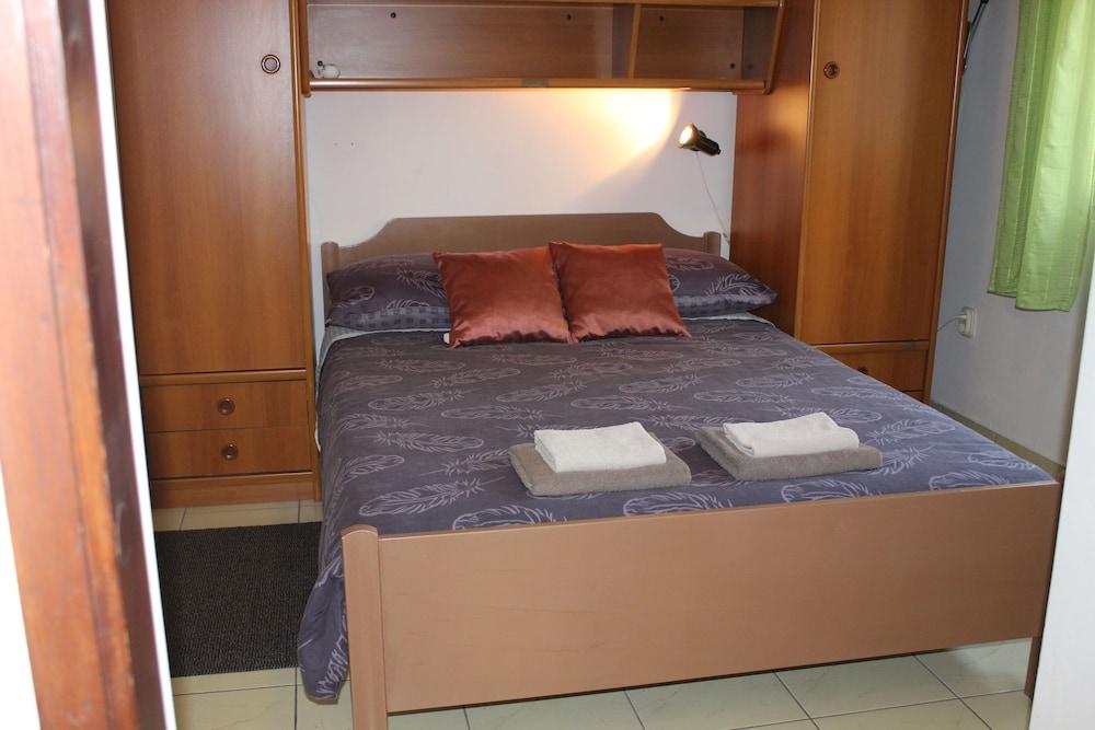 Apartments and Room Thea