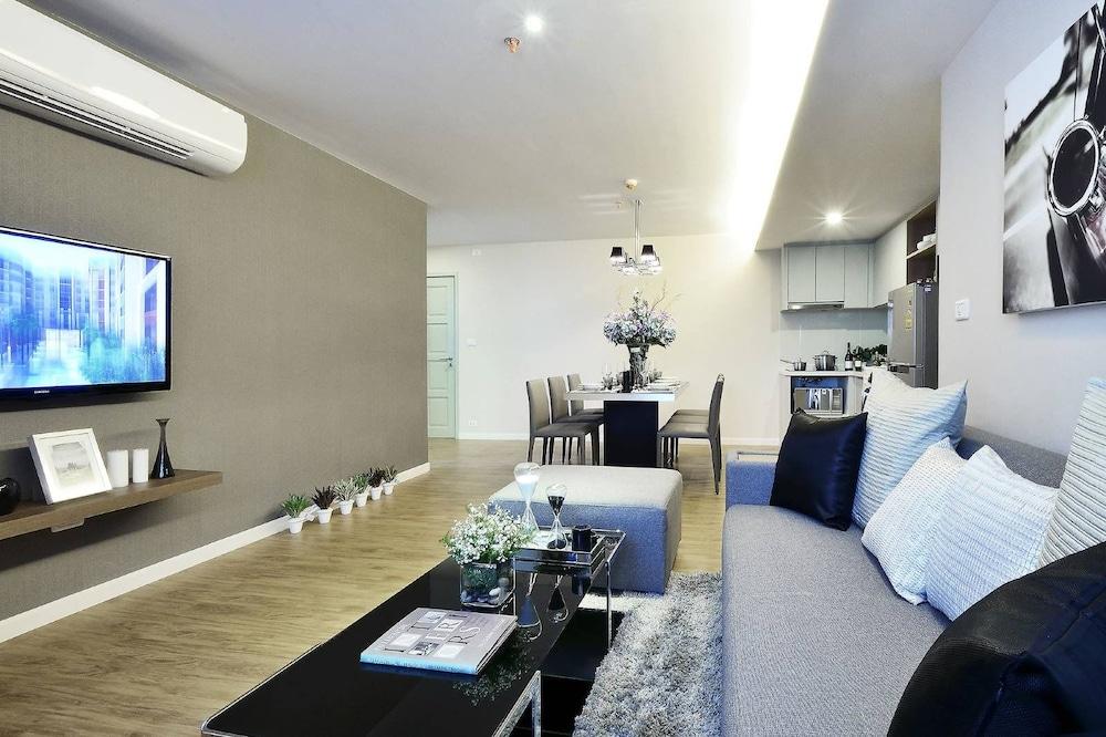 Locals Sathorn Siamese Nang Linchee