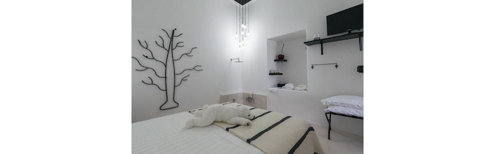 Uncle's Luxury Adamas Suites