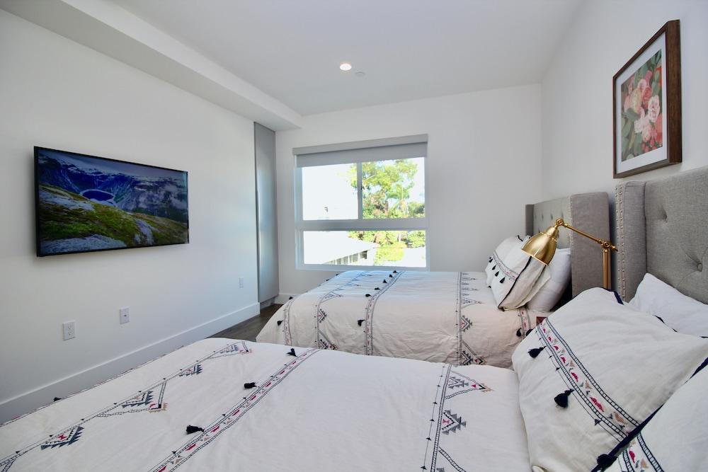 LA Luxury Suites Parking 2 BD 2 BA