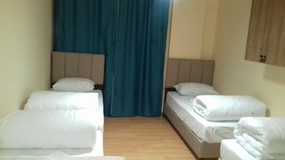 Karyola Otel - Caters to Men