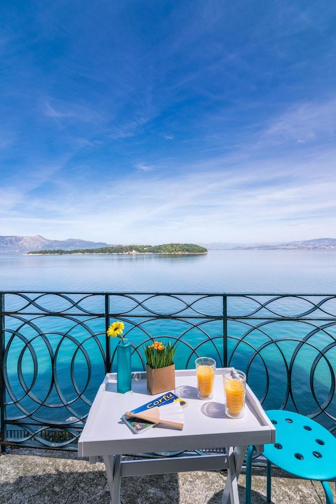 Mouragia Luxury Seaview Suite by Konnect