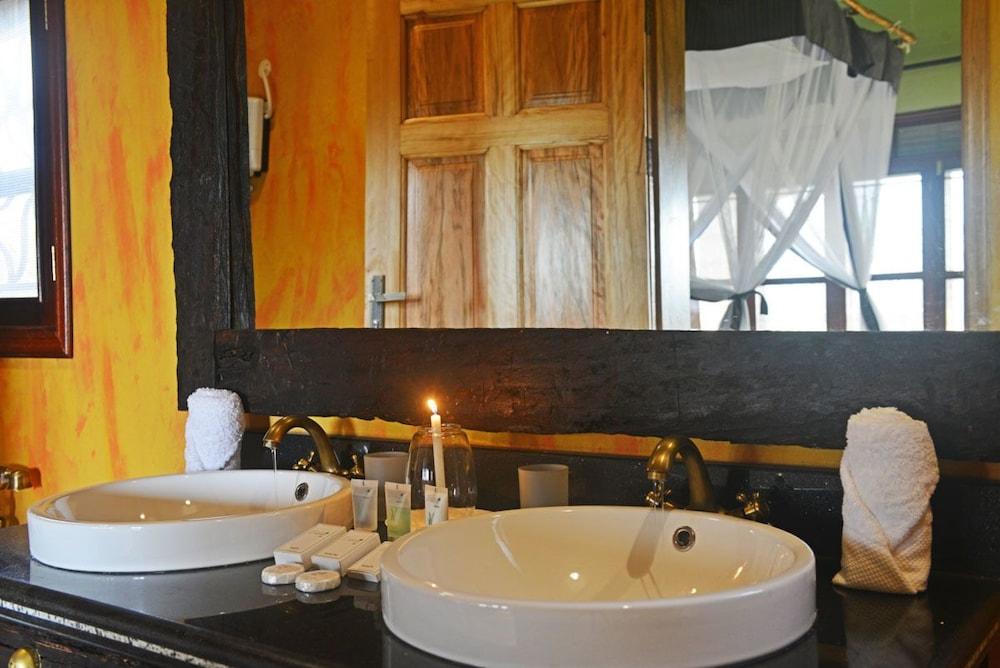 Buffalo Safari Lodge