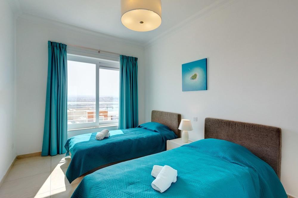 Seafront LUX Apartment wt Pool, Upmarket Area