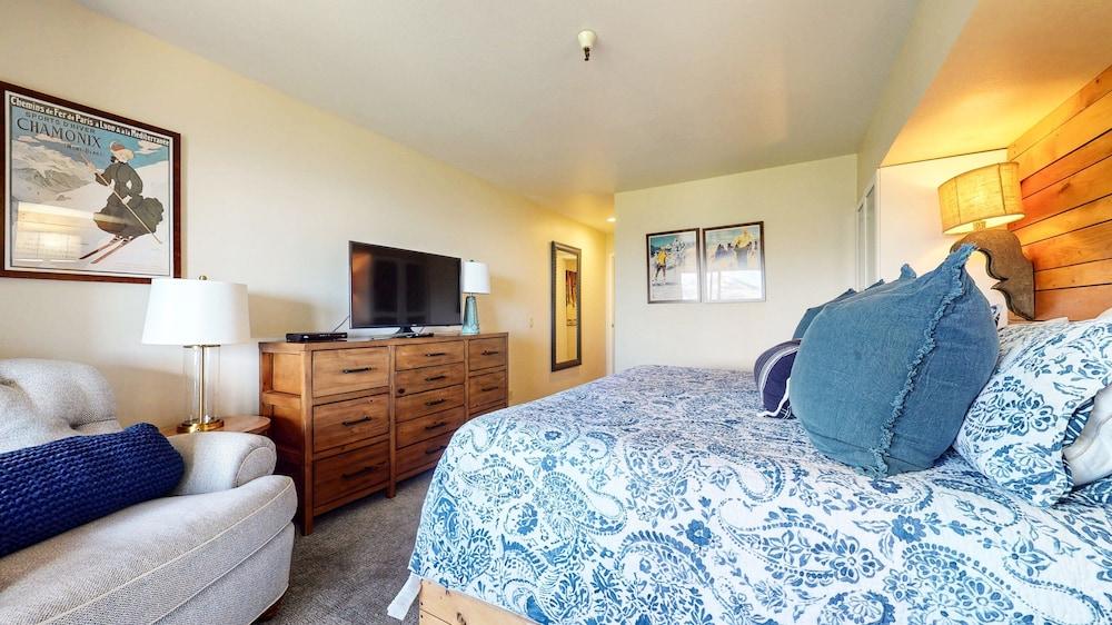 Bridges #209 2 Bedroom Condo by RedAwning