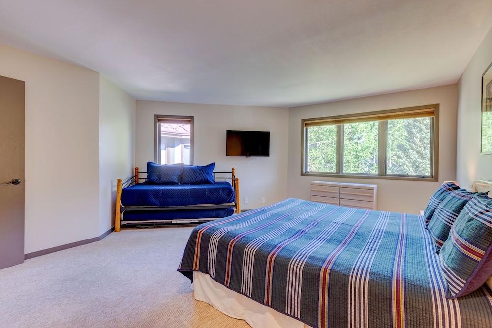 Frostfire E41 2 Bedroom Condo by RedAwning