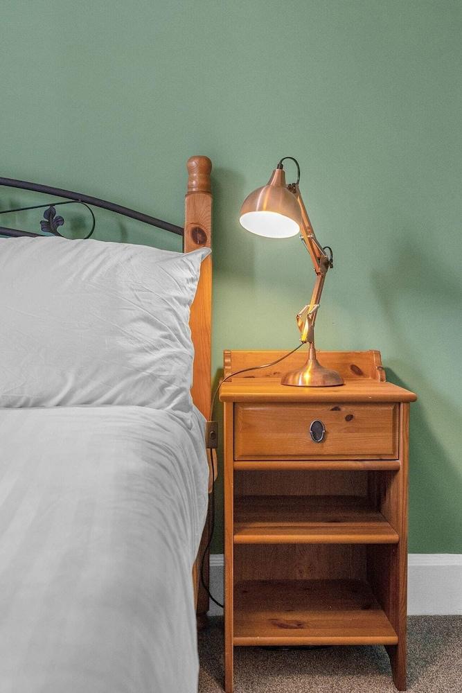 Bright & Quiet Edinburgh Home with Parking