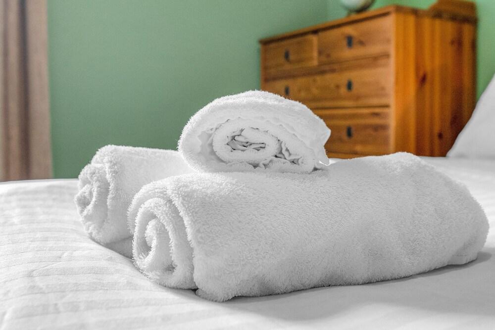 Bright & Quiet Edinburgh Home with Parking