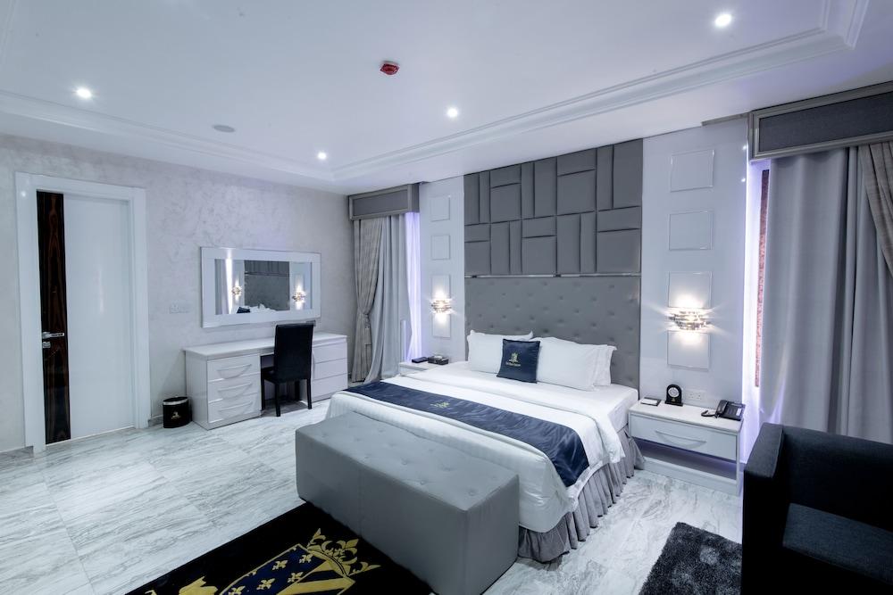 The Wells Carlton Hotel and Apartments