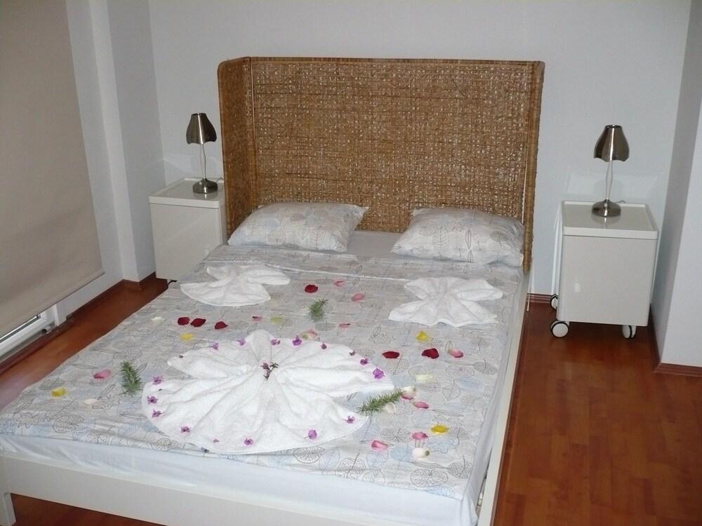 Important Group Villa Amber