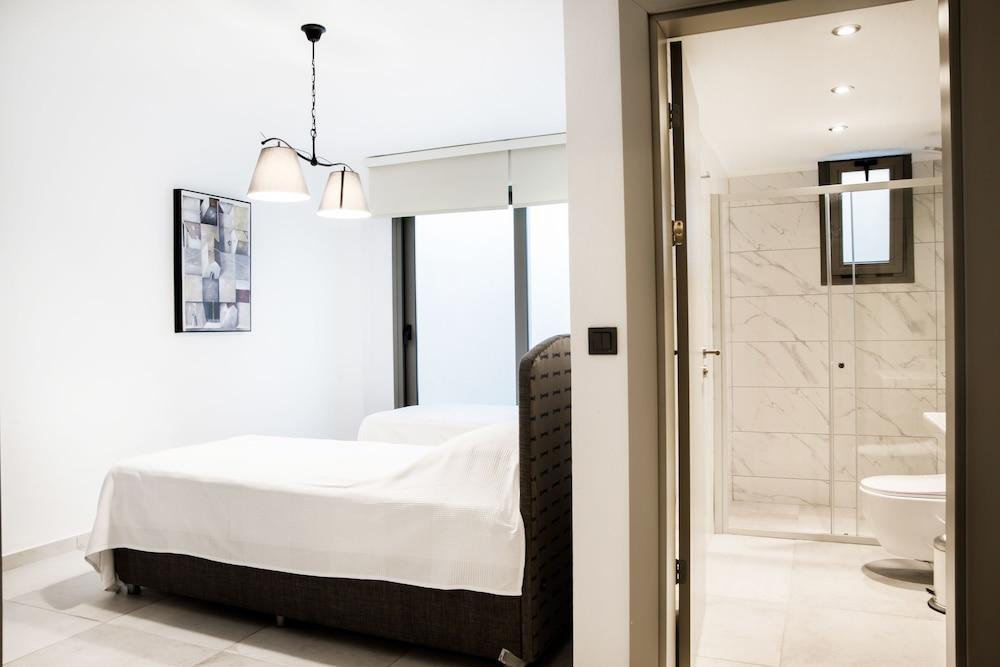 Important Group Villa Ata