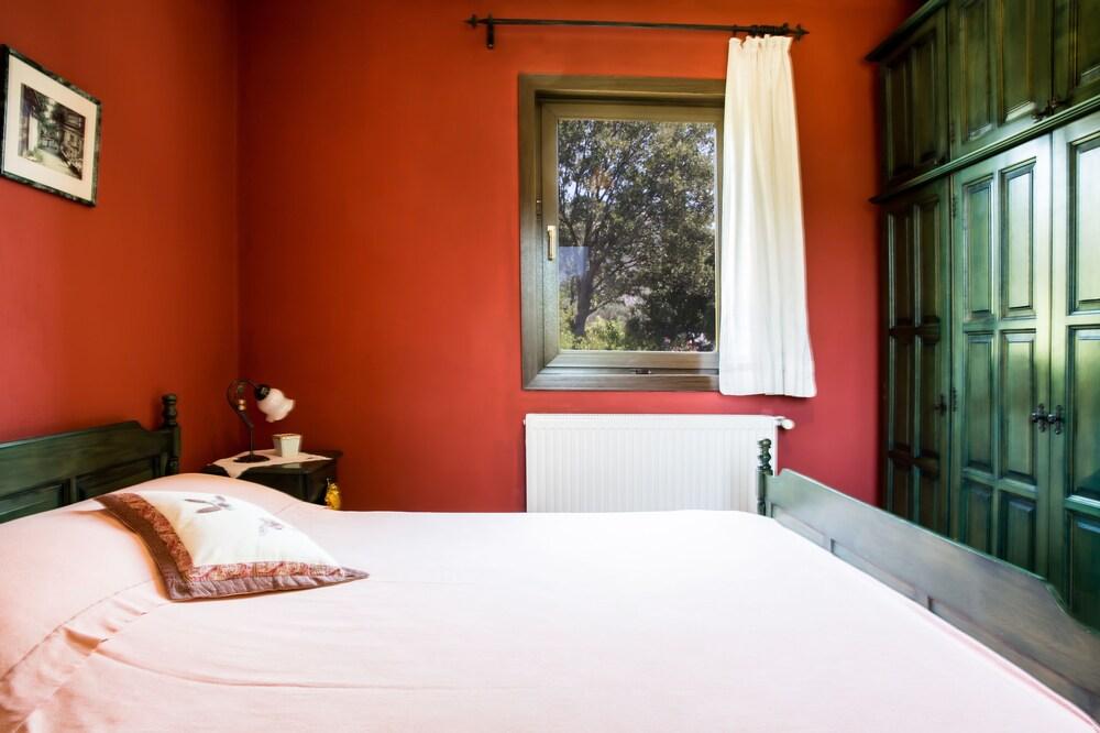 Important Group Villa Costa